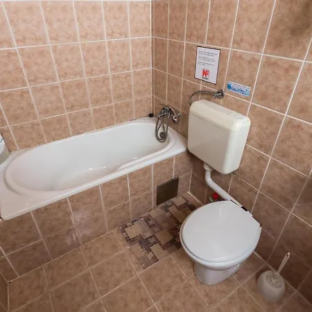 Сasa de vacaciones 2 Bedroom Beautiful Home In Cavle *