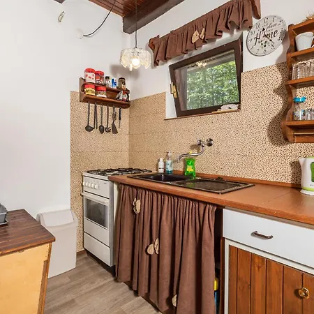 2 Bedroom Beautiful Home In Cavle * Platak