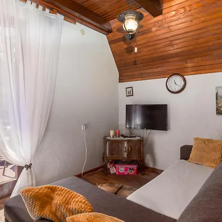 Сasa de vacaciones 2 Bedroom Beautiful Home In Cavle Platak