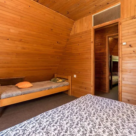 Сasa de vacaciones 2 Bedroom Beautiful Home In Cavle *