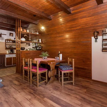 2 Bedroom Beautiful Home In Cavle Сasa de vacaciones Platak